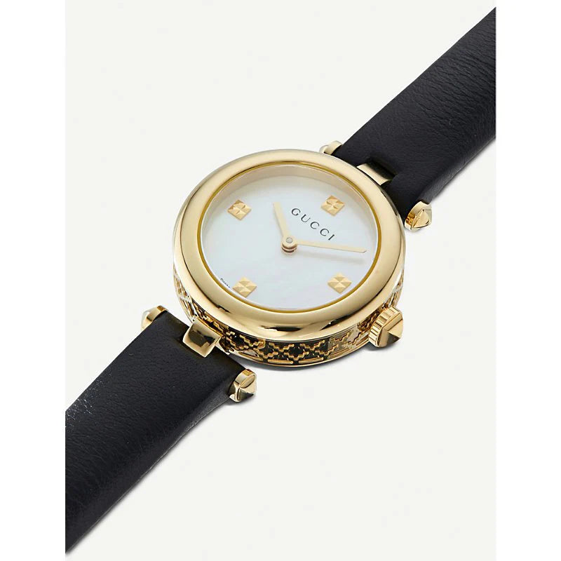 Gucci Diamantissima Damenuhr mit Perlmuttzifferblatt und schwarzem Lederarmband - YA141505