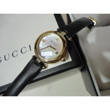 Gucci Diamantissima Damenuhr mit Perlmuttzifferblatt und schwarzem Lederarmband - YA141505