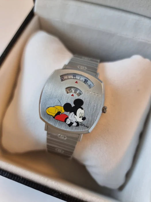 Gucci Grip x Disney Quarzuhr, silbernes Zifferblatt, silbernes Edelstahlarmband, Unisex - YA157419