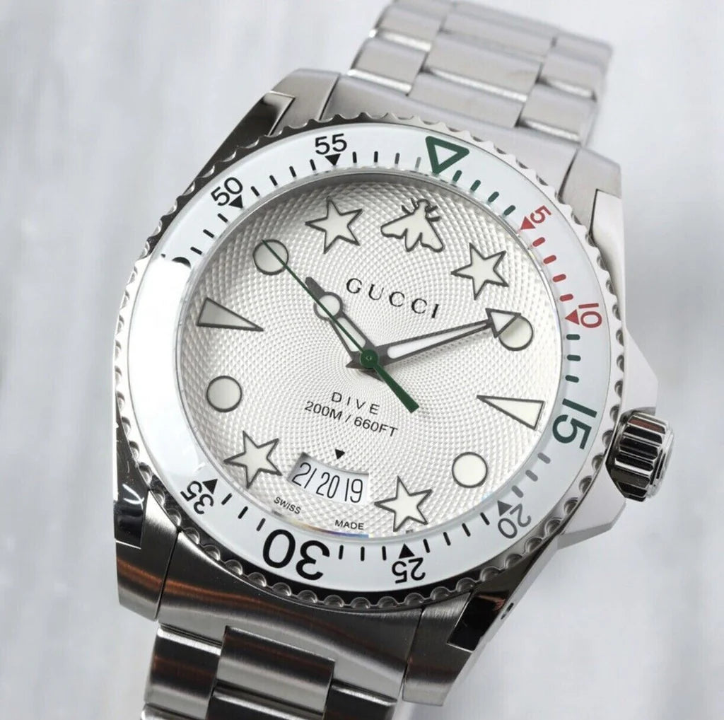 Gucci Taucheruhr mit Quarzwerk, weißem Zifferblatt und silbernem Edelstahlarmband für Herren - YA136336